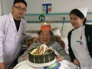 肝胆外科:为患者送生日蛋糕
