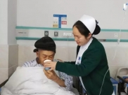骨三科:爱心救治孤寡聋哑老人