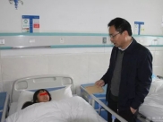 李兵到德江县人民医院看望慰问一名特殊女孩