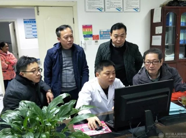 国际知名教授刘春晓莅临德江县人民医院指导疑难手术