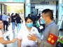 院长带头做志愿者　率行政人员下基层当“导医”