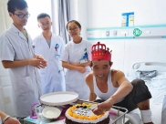 为患者过生日，情深意更浓