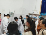 【特别关注】老人被车撞翻下班医生护士兵分三路救人盯人两不误