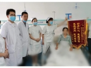 锦旗虽轻 医患情重 摔伤骨折治愈 六旬夫妇锦旗致谢德医骨科三区医护
