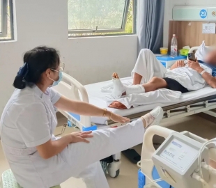 “言传+身教” 介入科护理手把手指导康复训练 专业暖人心